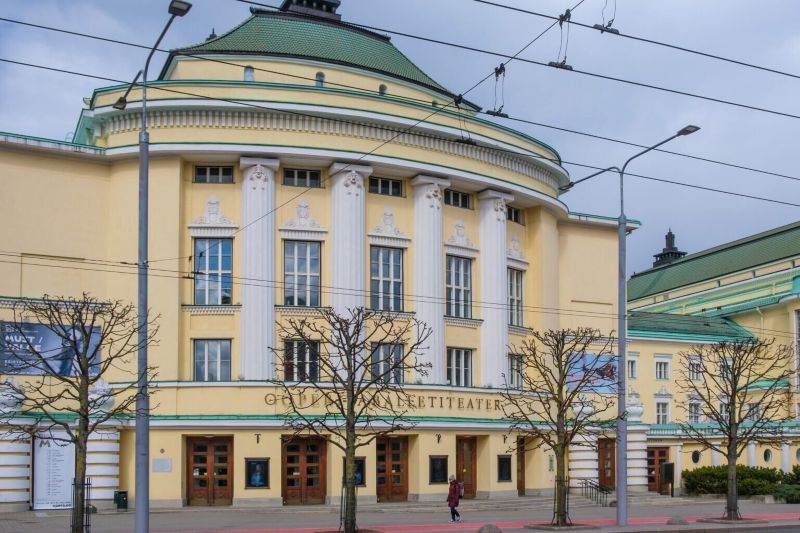 Українська громада вітає рішення національної опери 